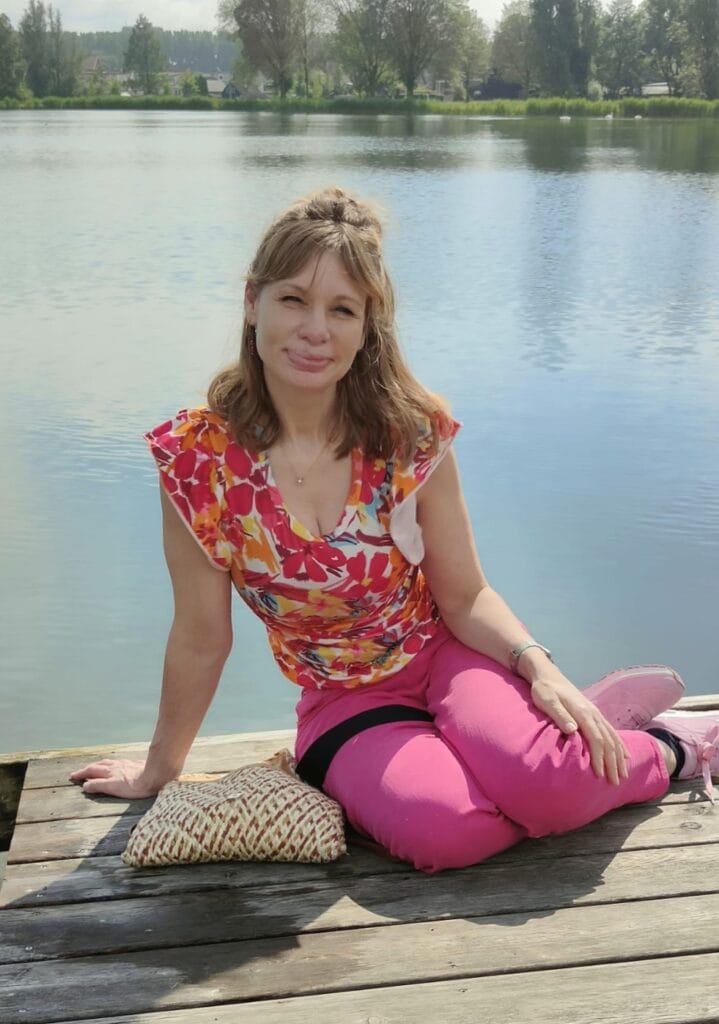 Ontdek mij. Schoonheidsspecialiste met ervaring in dermatologie zittend aan het water, met persoonlijk verhaal over littekens en passie voor huidzorg